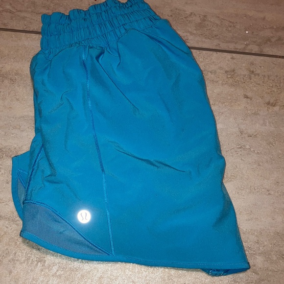 Women's Lululemon Hotty hot shorts - Picture 2 of 5